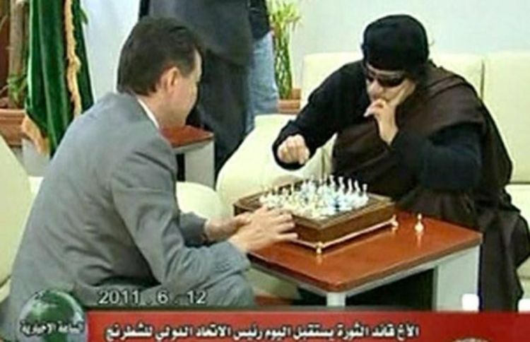 Gadafi igra šah dok njegove snage napreduju u Zaviji (Video)