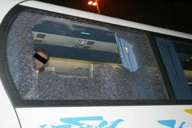 Policija traga za osobama koje su kamenovale autobus sa srpskim učenicima