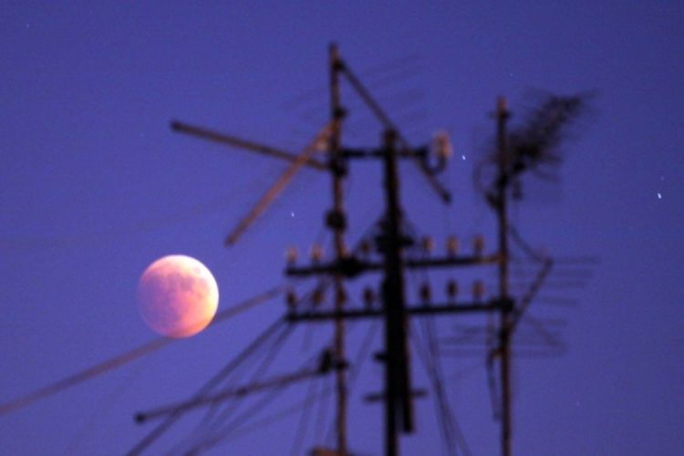 U toku pomračenje Mjeseca, vidljivo golim okom
