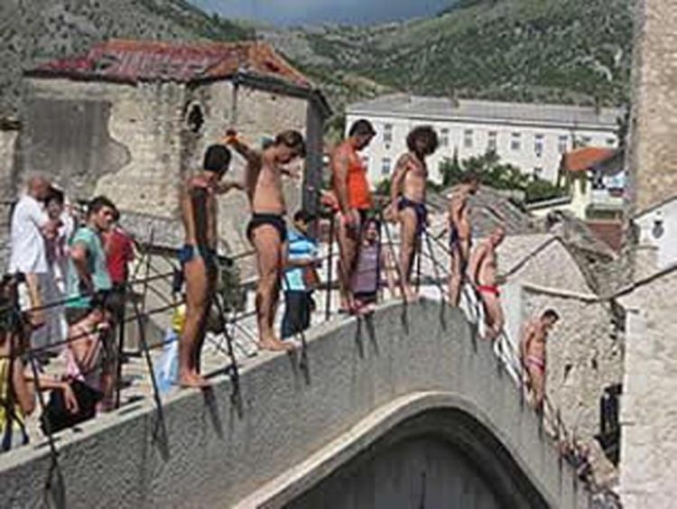 Rekordan broj skakača na skokovima sa Starog mosta u Mostaru