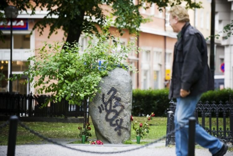 Oskrnavljen grob Ulofa Palmea