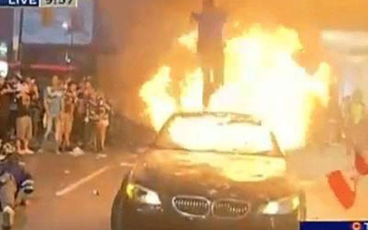 Huligan se bacio na zapaljeni automobil
