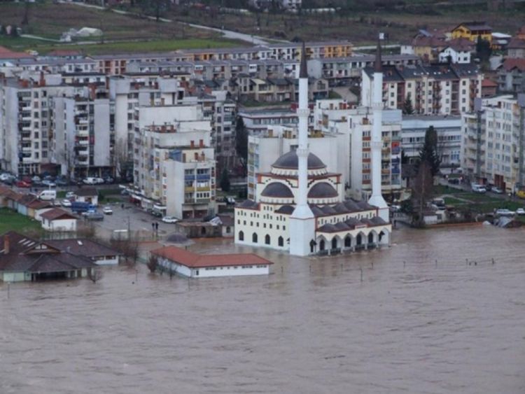 Tuže HE Piva zbog plavnog talasa na Drini