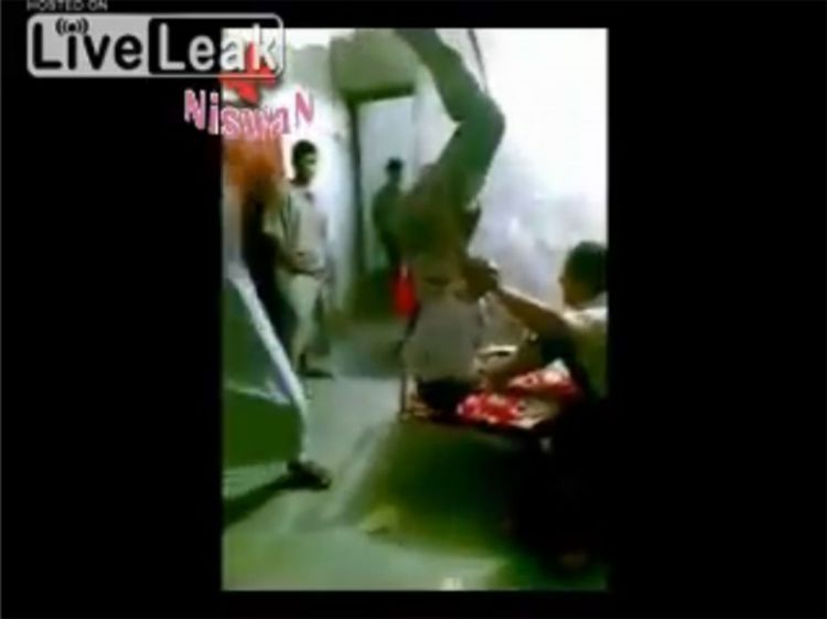 Strašno: Objesili dječaka naglavačke i tukli ga zbog jedinice u školi (Video)
