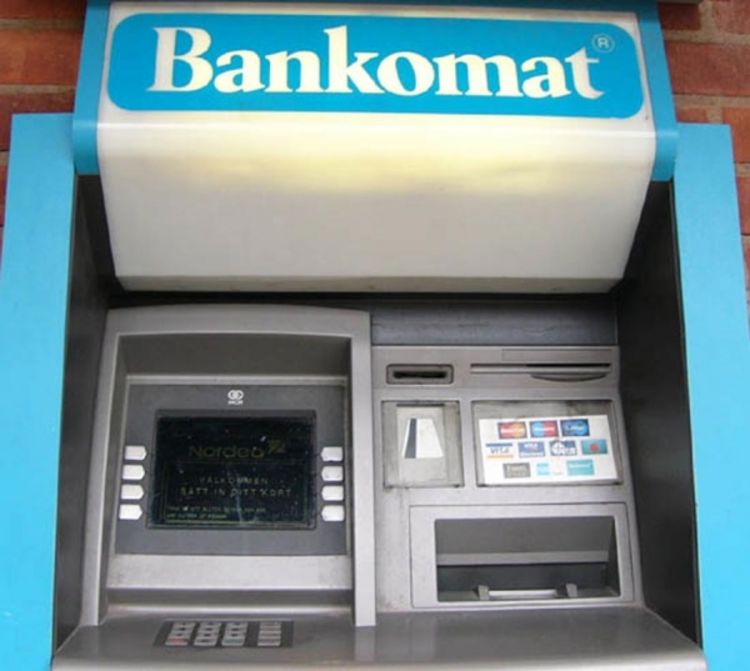 Pokušali ukrasti bankomat