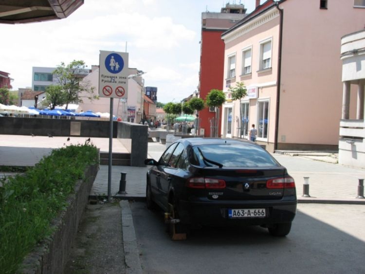 Prijedorski policajac odbija da plati kaznu za nepropisno parkiranje