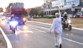 Gospođa Lola zaustavila autobus da Noleta časti šljivovicom (Video)