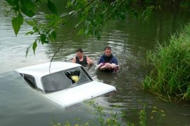 Pijani roditelji odgurali auto u ribnjak i utopili svoju djecu (Foto)