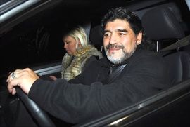 Maradona lakše povrijeđen u sudaru s autobusom