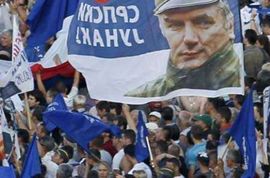 Radikali na parastosu sa zastavama Šešelja i Mladića