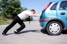 Pijani Kinezi gurali auto svog šefa nekoliko kilometara
