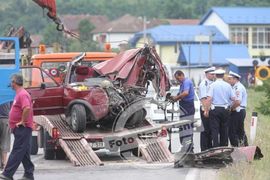 Vozač golfa poginuo u sudaru sa autobusom u Ramićima (Foto)          