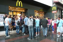 Behmen prvi jeo i počastio mališane u McDonaldsu (Foto)