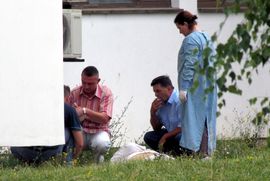 Isjekao vene, ranio se nožem, a zatim skočio sa bolnice u smrt