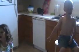 Klinci se posvađali: Udala (5) bi se za njega, a on (7) ne želi ...