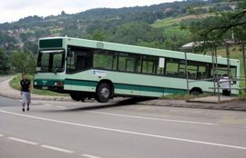 Autobus sam prešao magistralu dok je vozač odmarao u hladovini