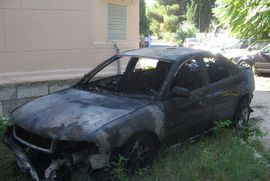Policajcu zapaljen automobil, drugom išarana kuća