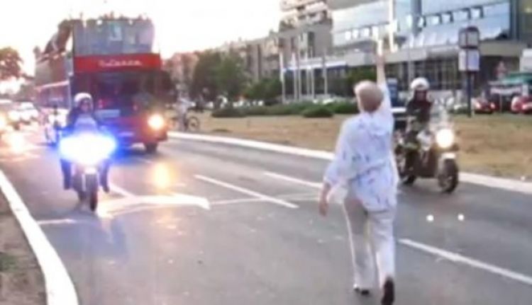 Gospođa Lola zaustavila autobus da Noleta časti šljivovicom (Video)