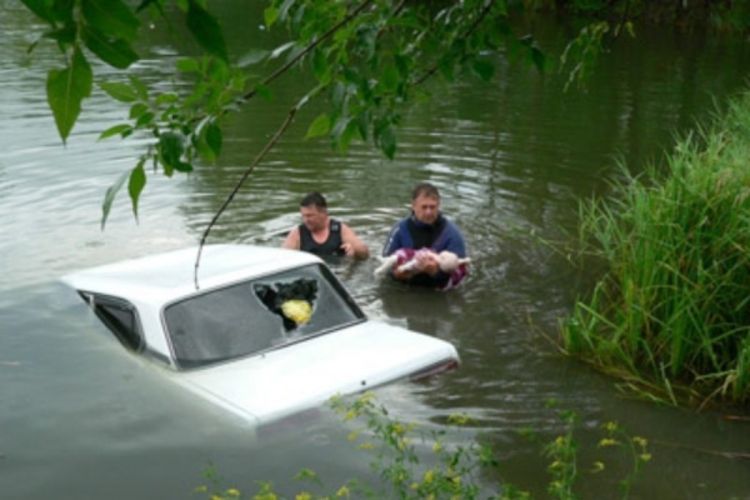 Pijani roditelji odgurali auto u ribnjak i utopili svoju djecu (Foto)