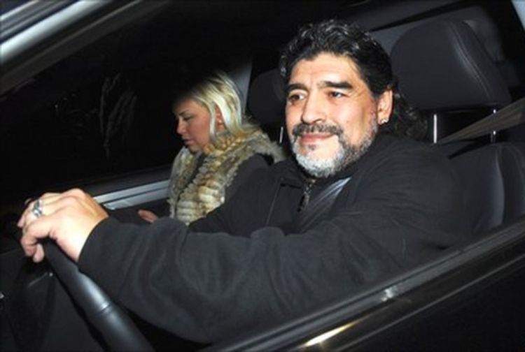 Maradona lakše povrijeđen u sudaru s autobusom
