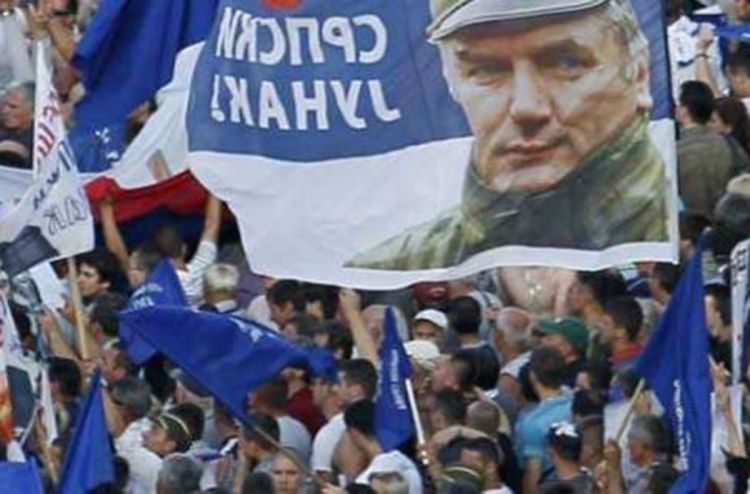 Radikali na parastosu sa zastavama Šešelja i Mladića