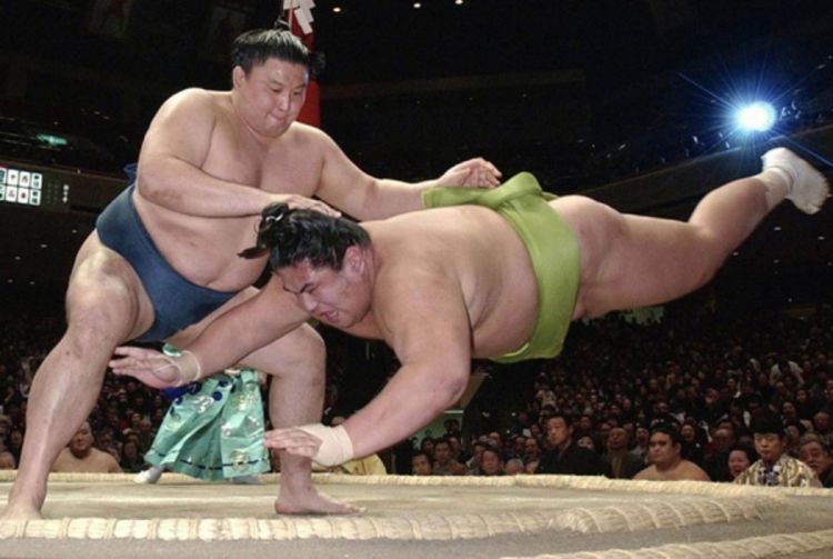 Sumo rvači vraćaju gledaoce na tribine