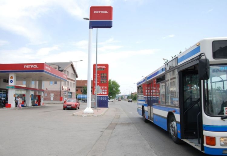 Djevojka se zbog svađe sa momkom bacila pod autobus? (Foto)