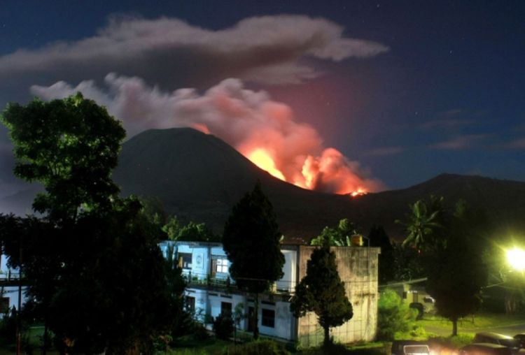 Erupcija vulkana Maunt lokon, evakuisano 6.000 ljudi