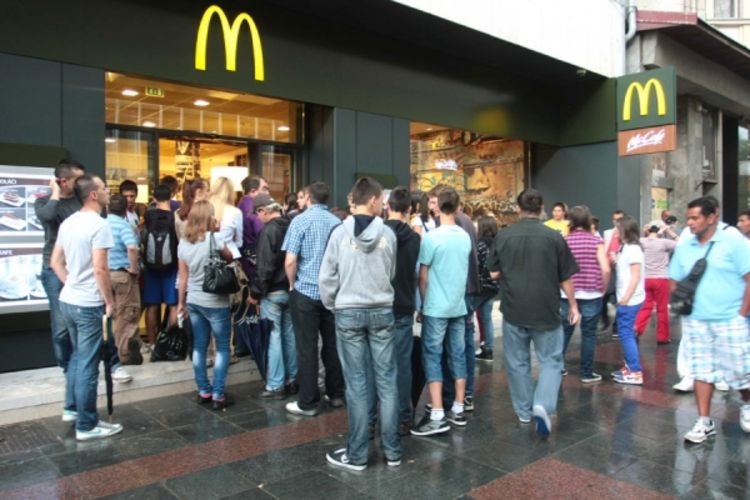 Behmen prvi jeo i počastio mališane u McDonaldsu (Foto)