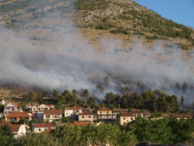 Vatra u okolini Trebinja: Požari zaprijetili kućama