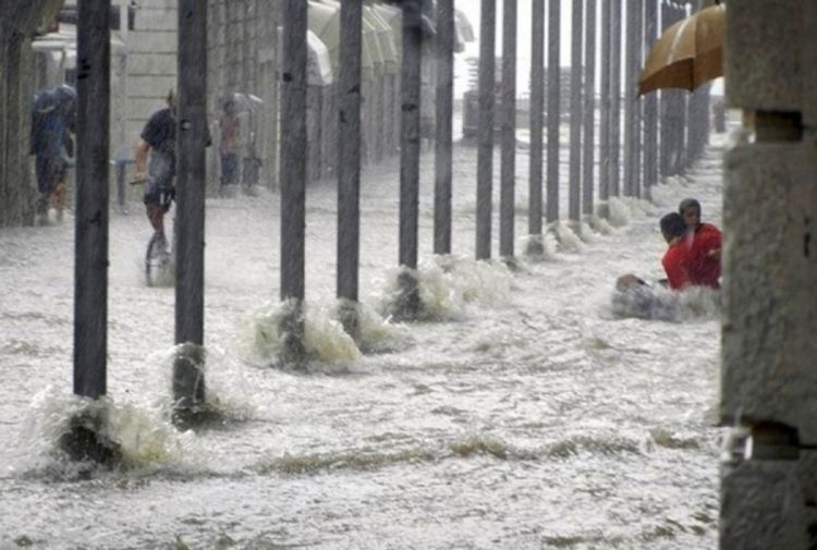 U Splitu padao grad veličine teniske loptice