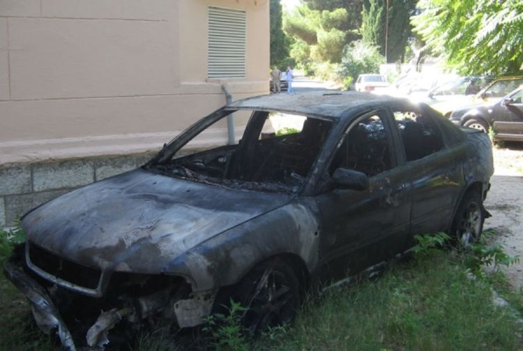 Policajcu zapaljen automobil, drugom išarana kuća
