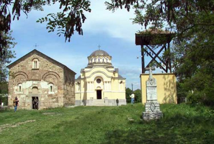 Grupa Albanaca vrijeđala, vukla za mantiju i pretukla sveštenika