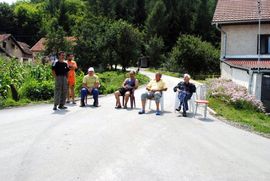 Blokirali put zbog smrada sa deponije