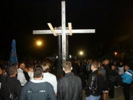 Kosovski Srbi postavili krst visok sedam metara