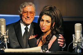 Izlazi duet Ejmi Vajnhaus i Tonija Beneta