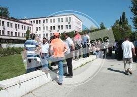 Protest pred Vladom FBiH i blokada tri granična prelaza (Foto)