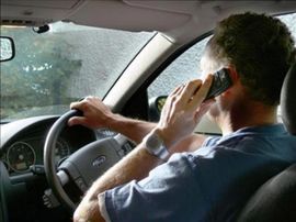 Vozio koristeći dva mobilna telefona