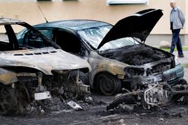 Iz noći u noć gore automobili