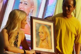 Paris Hilton otvorila prodavnicu tašni u Manili