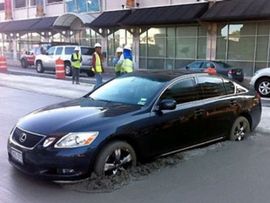Parkirala automobil u svježi beton