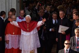 Benedikt XVI: Klonite se lažnih bogova
