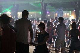 Nepoznata osoba izbola 10 ljudi na Bir festu