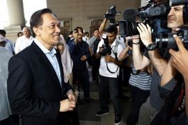 Anvar negirao optužbe za seksualne perverzije