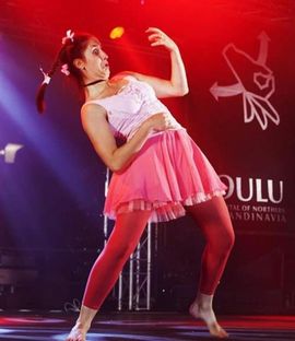 Žena pobjednica takmičenja u sviranju nepostojeće gitare (Video)