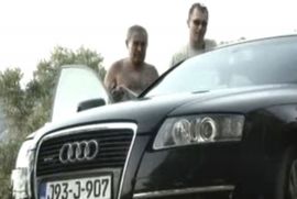 Alkalaj službenim automobilom "skoknuo" do mora (Video)