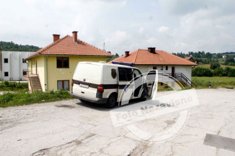 Specijalci čuvaju Rome od komšija: Vikali su - Tucite sve osim djece (Foto)