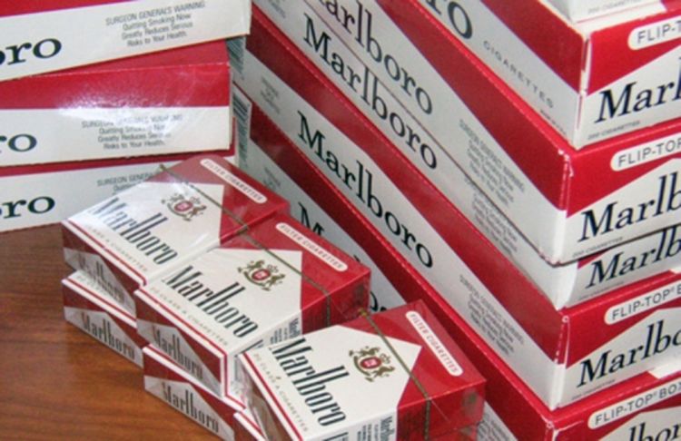 Krao cigarete u kiosku
