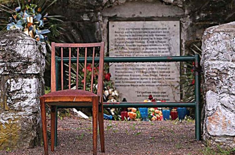 Oskrnavljena spomen kosturnica ustaškim žrtvama