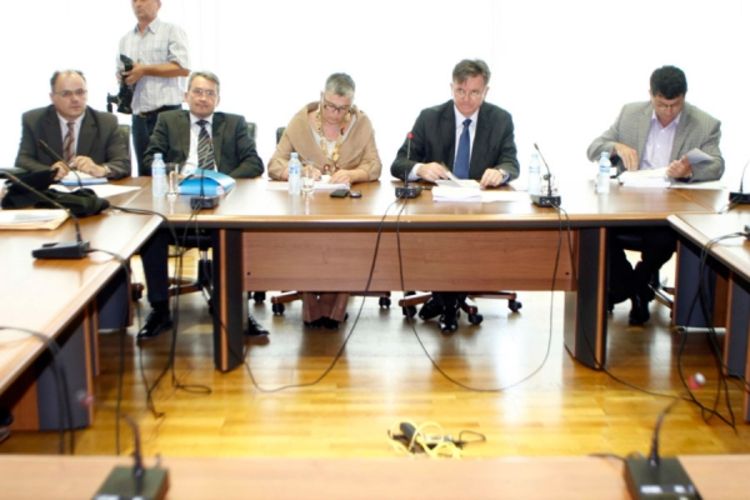 Alkalaj svojevoljno prima nove službenike